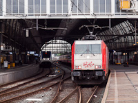 Az E186 120 egy Rotterdamba tartó InterCity Direct vonattal Amsterdam Centraalon, a háttérben egy Sprinter LighTTrain