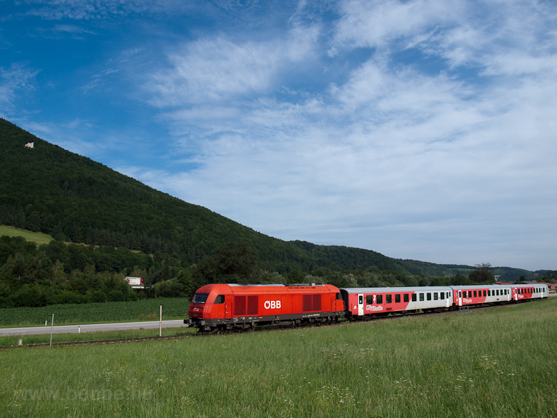The ÖBB 2016 088 seen betwe picture