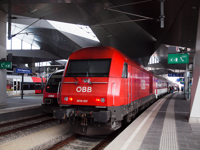 The ÖBB 2016 037 seen at eh photo
