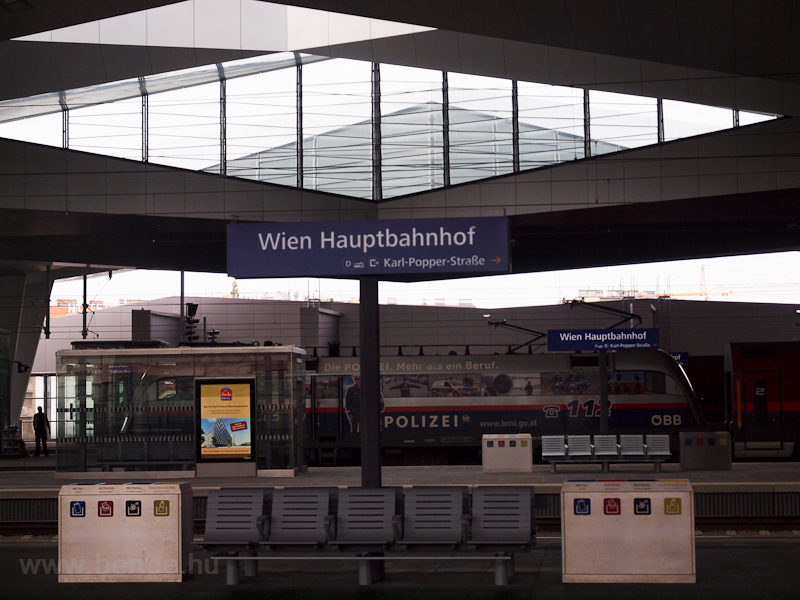 Wien Hauptbahnhof photo