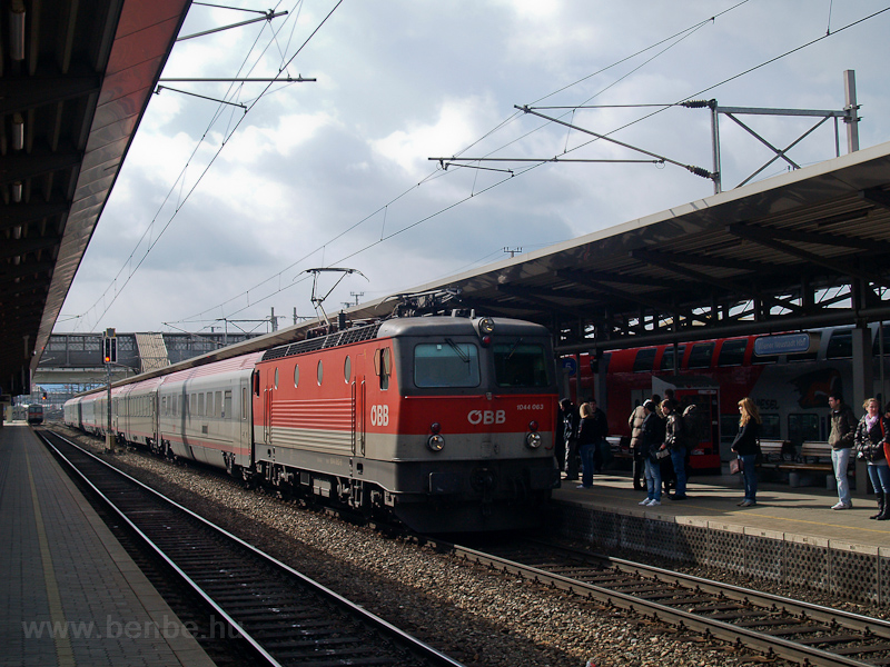 The ÖBB 1044 063 seen at Wi photo