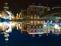Leiden belvárosa és a Nieuwe Rijn a karácsonyi díszkivilágításban