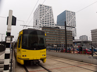 Az utrechti gyorsvillamos ideiglenes végállomása, a háttérben a Centraal Station modern szárnyával