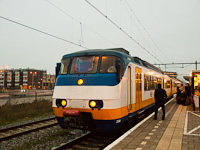 Az NS 2938 pályaszámú Plan Y, háromrészes Sprinter motorvonata Alphen a/d Rijn állomáson