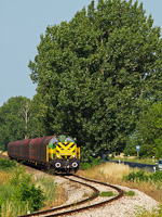 The M40 402 seen with the Preymesser freight train between Dunaalmás and Almásfüzitő