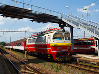 A ŽSSK 240 022-4 retró-festésű Laminátka Párkánynána állomáson