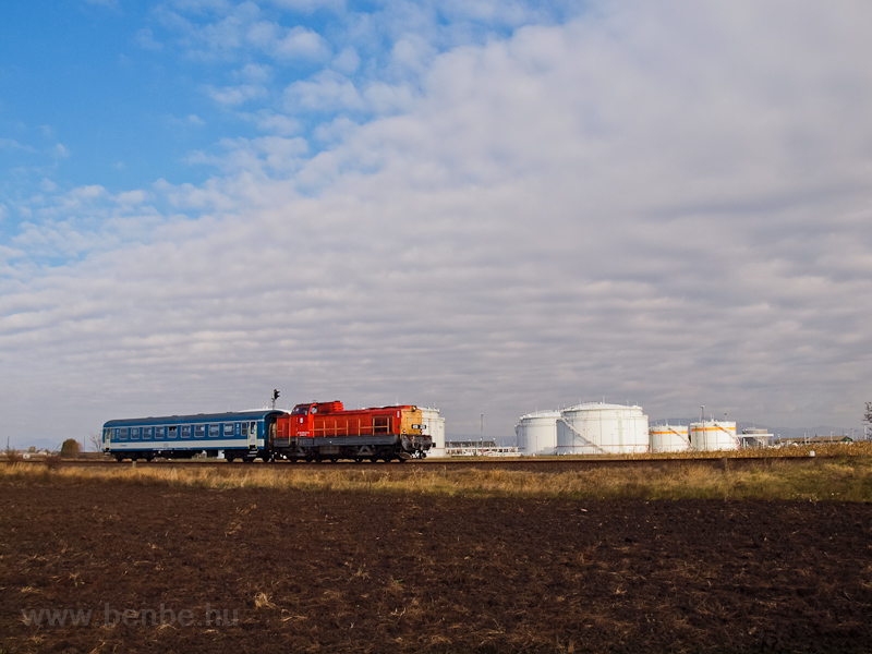 The MV-TR 408 235 seen between Vmosgyrk and Jszrokszlls photo