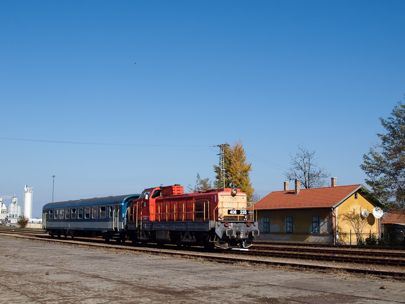 A MÁV-TR 408 235-ös Púpos Jászapáti állomáson fotó