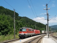 1142 663-2 előfogatol egy taurusos tehert Klaus an der Pyhrnbahn állomáson
