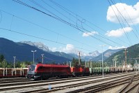 1116 228 és 1063 020-0 behúzták a tolatós tehervonatot a Pyhrnbahnról Selzthal állomás teherpályaudvarára
