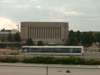 EAG buszok Helsinki fõpályaudvaránál , a háttérben a parlament