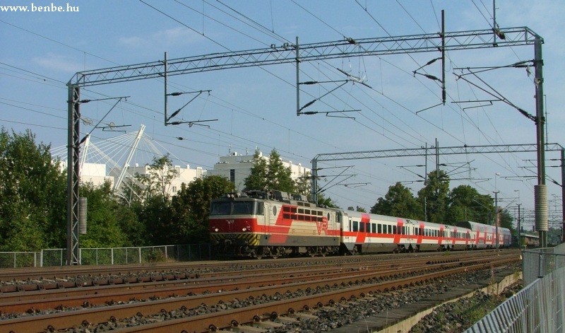 A régi, orosz gyártmányú Sr1 gépek még kiváló állapotban vannak, az IC-forgalomból sincsenek kiszorulóban. kép InterCity jár ki Tikkurilából fotó