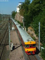 Fel nem újított és felújított Sm2-esekbõl álló vonat húz el a villa alatt Helsinkiben