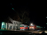 The Btx 011 driving trailer and the Bzmot 420 InterPici railcar at Tiszalök station