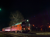 The MDmot 3006 and the Bzmot 420 InterPici railcar at Tiszalök station