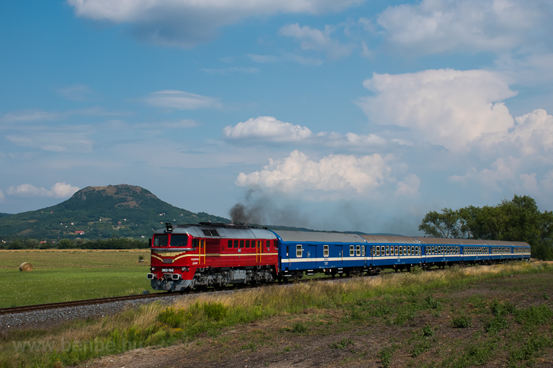 The MÁV M62 194 seen between Nemesgulács-Kisapáti and Tapolca with the volcanic Csobánc hill in the background photo