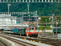 Az SBB Re 4/4 11109 <q>Swiss Express</q> festésű mozdonya egy igen vegyes szerelvénnyel Churban