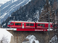 A Rhätische Bahn ABe 8/12 3508 Punt Muragl Staz és St. Moritz között az Inn-viadukton
