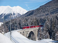 Allegra az Inn-viadukton Cinuos-chel/Brailnál egy Engadin Star vonattal (Landquart - Vereina - St. Moritz)