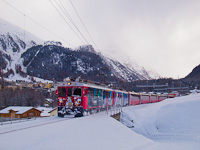 A Rhätische Bahn ABe 4/4<sup>III</sup> 55 és 51 Pontresina és St. Moritz között a Bernina-Express panorámavonattal
