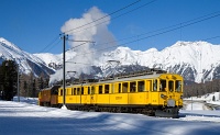 A Berninabahn ABe 4/4<sup>I</sup> 34 pályaszámú nosztalgia-motorkocsija az eredeti festési terv szerint fényezve a BB gőzhómarójával Pontresina/Puntraschigna és Punt Muragl Staz között 2010. január 16-án