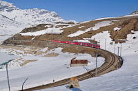 *Az RhB ABe 8/12 3507 pályaszámú Allegra motorvonat Bernina Lagalb és Ospizio Bernina között