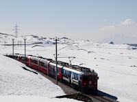 Az RhB ABe 4/4 III  53 s 56 a Bernina-Express panormavonattal Alp Grm s Ospizio Bernina kztt