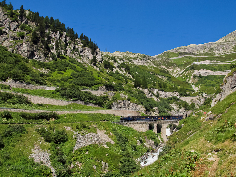A Dampfbahn Furka Bergstrecke HG 3/4 1 Gletsch és Oberwald között a 25 m hosszú Rhône-viadukton fotó
