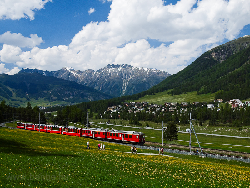 A Rhätische Bahn (RhB) ABe 4/4 II  49+46 Punt Muragl Staz és Pontresina/Puntraschigna között a Bernina-Express panorámavonat élén fotó