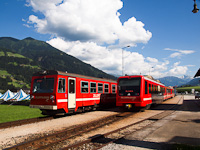A Zillertalbahn VT 4 motorvonat keresztez egy mozdonyos ingával Fügen-Hart im Zillertal állomáson