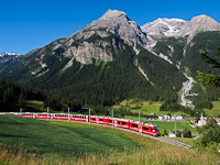 A Rhätische Bahn (RhB) ABe 8/12 3503 Bergün/Bravuogn és Preda között egy Bernina-Express vonattal