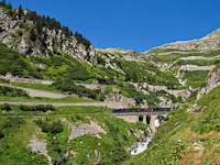 A Dampfbahn Furka Bergstrecke HG 3/4 1 Gletsch és Oberwald között a 25 m hosszú Rhône-viadukton