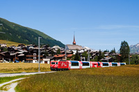 A Matterhorn-Gotthardbahn HGe 4/4<sup>II</sup> 102 Münster VS és Reckingen között a Glacier-Express egyik szerelvényével