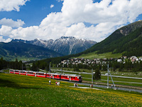 A Rhätische Bahn (RhB) ABe 4/4 II  49+46 Punt Muragl Staz és Pontresina/Puntraschigna között a Bernina-Express panorámavonat élén