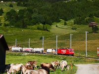 A Matterhorn-Gotthardbahn HGe 4/4<sup>II</sup> 4 Mompé Tujetsch és Segnas között