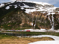 A Matterhorn-Gotthardbahn HGe 4/4<sup>II</sup> 105 Nätschen és Oberalppasshöhe-Calmot között egy Gourmino étkezőkocsit továbbító Glacier-expressz panorámavonattal