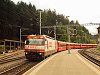 Egy Albulabahn gyorsvonatot húz be a Ge 4/4<sup>III</sup> 641-es <q>Coop</q>-mozdony Reichenau-Tamins állomásra