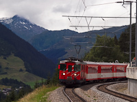 A Matterhorn-Gotthardbahn Deh 4/4 I -es poggyszmotorkocsija egy szemlyvonattal rkezik Momp Tujetsch llomsra
