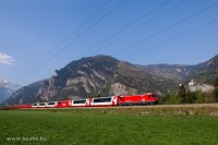 The RhB Ge 4/4<sup>III</sup> 644 <q>Savognin</q> between Rothenbrunnen and Rodels-Realta with the Glacier-Express by Scloss Ortenstein