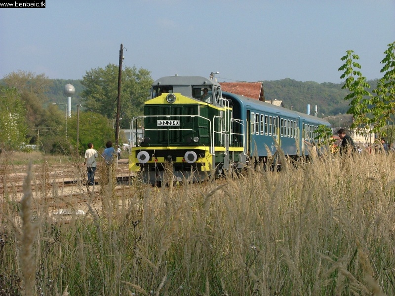 The M32 2040 with the hills of Börzsöny in the background photo