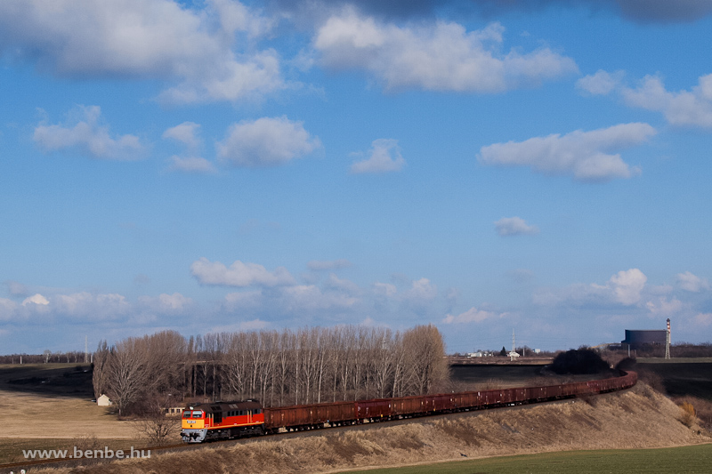 The 92 55 0  628 333 -0 with a detoured freight train between Dunaújváros and Nagyvenyim photo