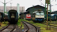 The 350 006-3 and 350 002-2 at Keleti pályaudvar