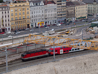 A 1144 203 egy vezérlőkocsival Bécs Főpályaudvaron