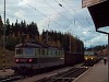 A 183 005-8 egy tehervonattal és a 163 125-8 egy személyvonattal Csorba állomáson (Štrba, Szlovákia)