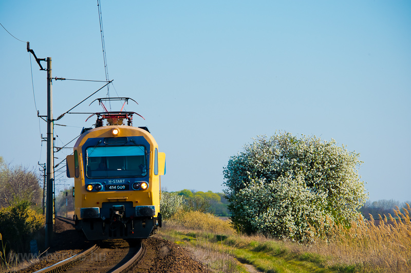 A MÁV-START 414 009 pályaszámú Hernyó villamos motorvonata Dömsöd és Kiskunlacháza között fotó