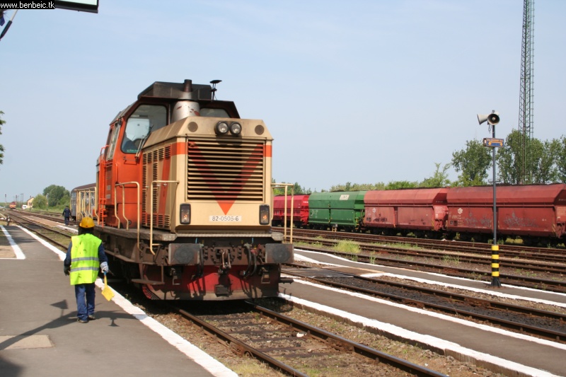 A román gép a két Bhv-val megy vissza Nagyváradra, az Ady Csörgővel megy tovább. kép 82 0505-6 az Ady Endre IC-vel Biharkeresztesen fotó