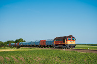 A MÁV-START 628 330 Seregélyes-Szőlőhegy és Zichyújfalu között egy Dunaújvárosba tartó üres acéltekercs-szállító szerelvénnyel