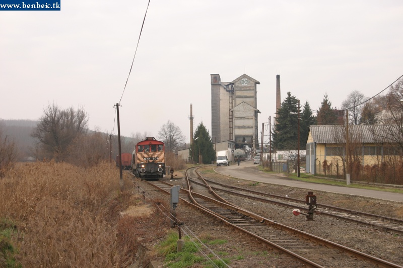 When I nearly gave up that the freight train will ever come (it normally comes at 9, though it’s possible for it by the timetable to come at eleven as well, only it’s rare), it appeared. And, to my greatest surprise, with an M44 instead of the normal M43 Dacia. picture