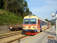 5047 017-8 vezetésével egy két egységből álló személyvonat indul hamarosan St.Pöltenbe Traisen állomásról
