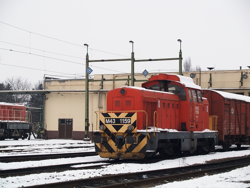 The 1159 became the usual shunter at the passanger station replacing the M40s that stuck with the freight trains and marshalling. One M40 usually stayed at Budapest with the recovery crane train. picture